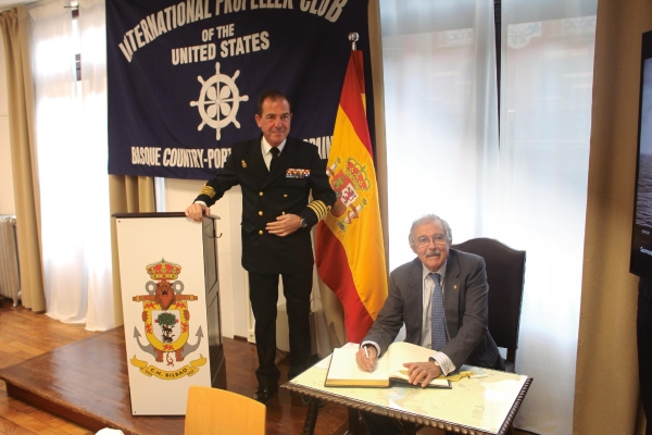 $!El presidente del Propeller Club del País Vasco-Port of Bilbao, José Luis Grijalvo, firmó en el Libro de Honor de la Comandancia Naval de Bilbao, en presencia de su titular, Tomás García-Figuera. Foto J.P.