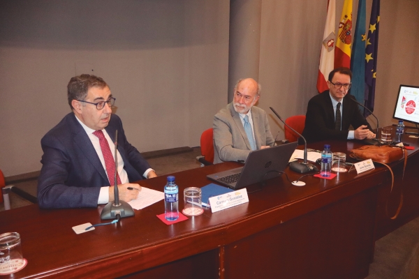 $!Desde la izquierda: Carmelo González, presidente de CETM y Comité Nacional de Transporte por Carretera; Javier Baranda, editor de Transporte Profesional; Javier Jaso, responsable de Transporte de AECOC. Foto J.P.