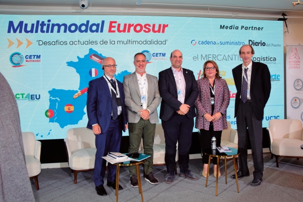 $!Mesa redonda moderada por Miguel Jiménez, director de Diario del Puerto, en la que participaron Andrea De Bernardi (Associazione Fermerci Italia), Iván Santos (CNMC), Rosa Mª Serrano (eurodiputada del S&amp;D) e Imanol Leza (director general de Renfe Mercancías). Foto M.C.
