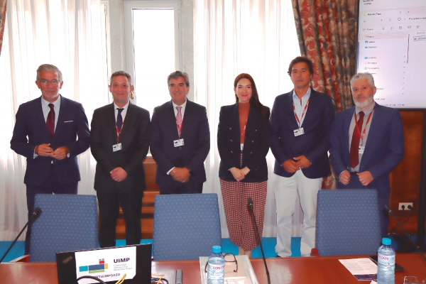 $!Desde la izquierda: César Díaz. presidente de la Autoridad Portuaria de Santander; Marcelo Teper, director del Centro Nacional de Capacitación Portuaria (CENCAPOR). Administración General de Puertos y Navegación de Argentina (ANPN); Martín Fernández, presidente de la Autoridad Portuaria de A Coruña; María Cristina Gontijo, profesora de Derecho Marítimo, Portuario, Ambiental y Regulatorio en el curso Fundamentos de Logística, Infraestructura y Ambiente Portuario (FLIAP), Centro de Excelencia Portuaria de Santos; Nuno Viterbo da Cunha Abrunhosa e Sousa. Arquitecto. Miembro del Consejo de Administración de los puertos de Lisboa; Fausto Arroyo, Gerencia de Infraestructura Fisica y Transformación Digital del Banco de Desarrollo de América Latina y el Caribe. Foto J.P.