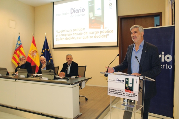 $!Aurelio Martínez, ex presidente de la APV, Miguel Jiménez, director de Diario del Puerto, y Francisco Toledo, ex presidente de la APC y Puertos del Estado, escuchan la intervención inicial de Francisco Prado, director general de Grupo Diario. Foto J.C.P.