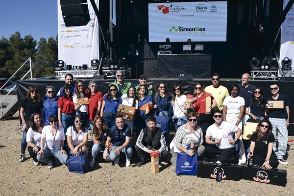 $!PREMIOS Y PREMIADOS. Una edición más, la Fiesta de la Logística de Madrid contó con el respaldo de patrocinadores y colaboradores quienes contribuyeron a uno de los momentos más esperados, el sorteo de premios. Por cortesía de IFS se sortearon 2 lotes compuestos por un jamón más aceite de oliva virgen. Entregaron los premios Marco Huedo, branch manager de IFS Madrid, y Sandra Sánchez, Export Sales &amp; Customer Services. Por cortesía de la Autoridad Portuaria de Valencia se sortearon 4 mochilas con merchandising, entregadas por Javier Cubas. Por cortesía de AGC Newtral se sorteó un pack selección gourmet Doña Tomasa, entregado por David Moreno y Ariana Sánchez. Por cortesía de Transglory se sorteó una tarjeta regalo de 150 euros para los restaurantes del Grupo Big Mamma, entregada por Raquel García. Por cortesía de MSC se sorteó una mochila más una funda portátil. Entregó el premio, José Mazarrasa, director de MSC Madrid. Por cortesía de Bergé se sortearon tres estuches de vino, entregados por Pedro Navarro, director general de Negocio. Por cortesía de Andamur se sorteó un cheque carburante de 150 euros entregado por Francisco Rivera. Ppor cortesía de Pelican Catchy se sortearon dos botellas de vino “Pequeños y Salvajes”, entregadas por Cristina Sánchez, CEO de la compañía. Por último, por cortesía de Raminatrans se sorteó una mochila con merchandising, que entregó David Sevilla, director de Raminatrans Madrid. En la imagen, los participantes premiados, los patrocinadores y representantes de la organización, tras la celebración del sorteo. Foto Helena Travé.