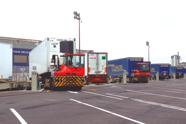 $!La nueva terminal de ferroutage de Cherburgo emplea la tecnología Lohr. Foto J.P.