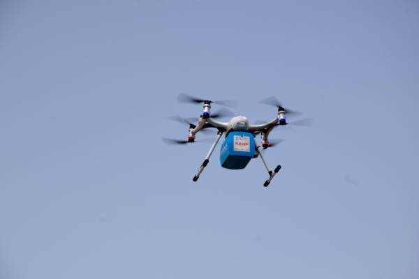 $!Momento de la simulación de vuelo para el transporte de mercancía sanitaria con dron.