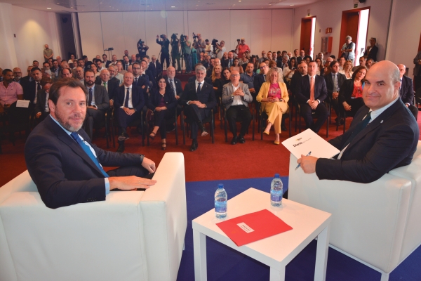 $!Óscar Puente, ministro de Transportes, al inicio del coloquio con el director de Diario del Puerto, Miguel Jiménez. Foto J.C.P.