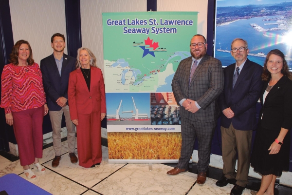 $!Desde la izquierda: Maria Cartier, Market Development Manager del Puerto de Milwaukee; Samuel Hankinson, Port Development Coordinator del Puerto de Monroe; Rebecca Yackley, Directora de Office of Trade &amp; Economic Development; Adam Tindall-Schlicht, Administrador de Great Lakes St. Lawrence Seaway Development Corporation; Peter Hirthe, representante regional de los Grandes Lagos; Danielle Pierson, International Trade Specialist. Foto J.P.