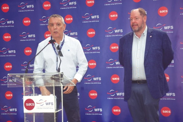 $!Humberto Castro, director general de WFS España (izq.), junto a John Batten, CEO EMEA de WFS. Foto M.J.