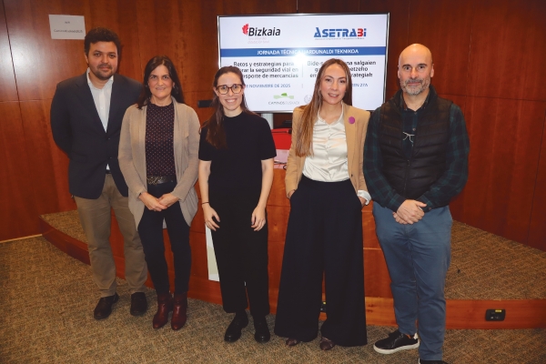 $!Desde la izquierda: Joshué Pérez Rastelli, subdirector del Grupo de Transporte y Movilidad Sostenible de CEIT; Sonia García, presidenta de Asetrabi; Sara Pignau, directora técnica de Basqueccam; Iratxe García Gil, directora del Instituto Vasco de Logística (IVL); Fernando Zubillaga, gerente del Clúster de Movilidad y Logística de Euskadi. Foto J.P.