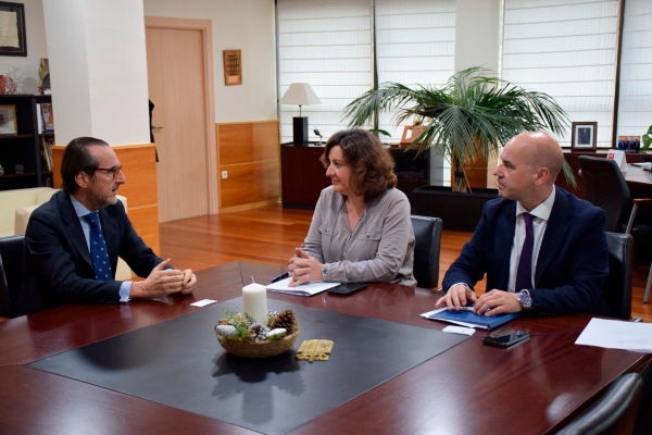 $!El presidente de la patronal UNO Logística, Francisco Aranda, la consejera de Economía, Empresas y Empleo de Castilla-La Mancha, Patricia Franco, y el director general de Empresas, Javier Rosell.