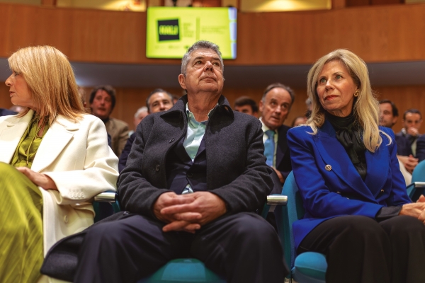 $!Miguel Ángel Fernández, presidente de HALI y gerente de Bilbaotruck, con Pilar Miranda, alcaldesa de Huelva (izquierda), y María José Rico, subdelegada del Gobierno en Huelva.