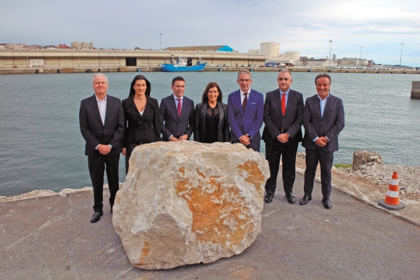 $!Izq. a dcha.: Eduardo Arasti, consejero de Industria de Cantabria; Gema Igual, alcaldesa de Santander; Pedro Casares, delegado del Gobierno en Cantabria; María José Sáenz de Buruaga, presidenta de Cantabria; César Díaz, presidente de la Autoridad Portuaria de Santander; Roberto Media, consejero de Fomento; Diego Movellán, alcalde de Camargo. Foto J.P.
