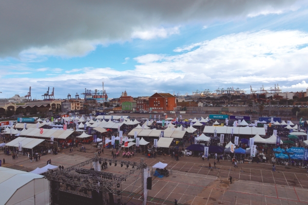 $!Un año más, la explanada de la Antigua Estación del Grao junto al Puerto de Valencia acogió una nueva edición de la Fiesta de la Logística de Valencia. Foto J. M.