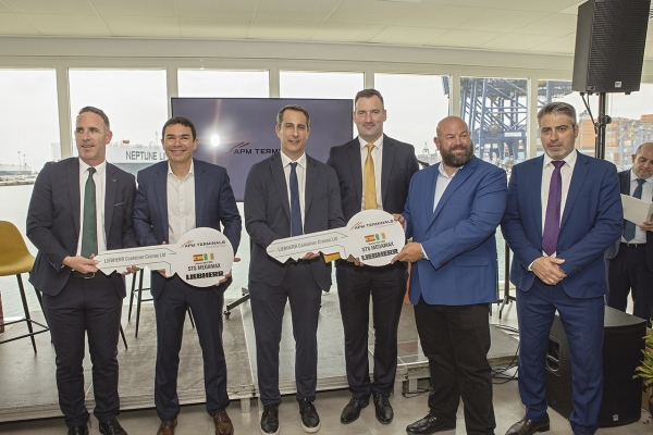 $!Entrega simbólica de las llaves de las nuevas STS de Liebherr a APM Terminals.