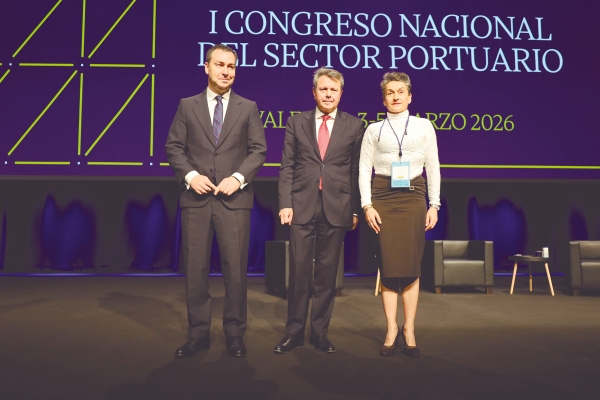 $!Gustavo Santana, presidente de Puertos del Estado; José Antonio Santano, secretario de Estado de Transportes y Movilidad Sostenible; y Mar Chao, presidenta de la Autoridad Portuaria de Valencia. Foto R. T.