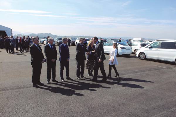 $!El ministro de Transportes, Oscar Puente, ha visitado este lunes el Puerto de Santander con motivo de la inauguración del muelle de Raos 9. Foto J.P.