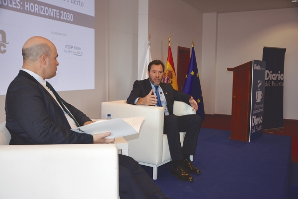 $!Miguel Jiménez, director de Diario del Puerto, conversó con el ministro Óscar Puente sobre la actualidad del sector. Foto J.C.P.