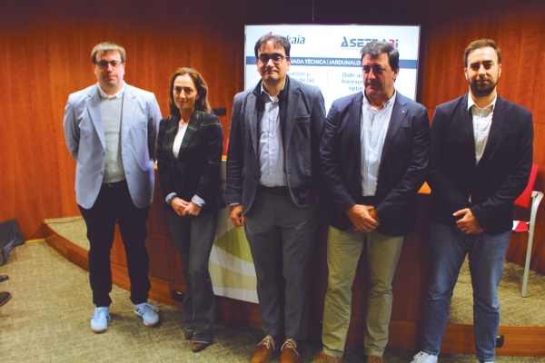 $!Ponentes de la mesa sobre innovación y tecnología para la mejora de la gestión y conservación de la red viaria. Foto JP.