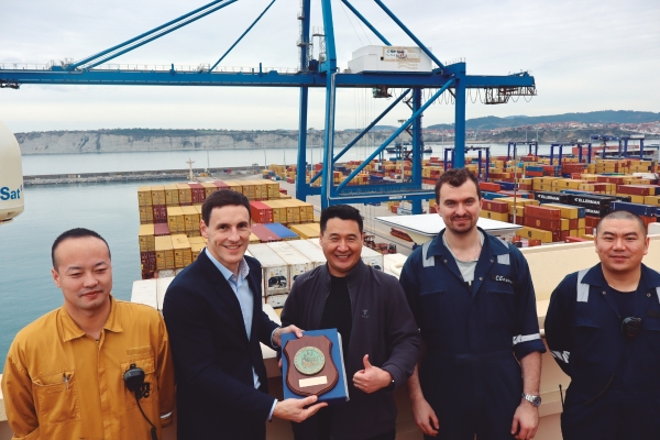 $!El director de Operaciones, Comercial y Logística de la Autoridad Portuaria de Bilbao, Andima Ormaetxe, entregó el pasado a este viernes al capitán del “MSC Yang R”, Dongzhen Bo, una metopa conmemorativa en presencia de varios miembros de la tripulación. Foto J.P.