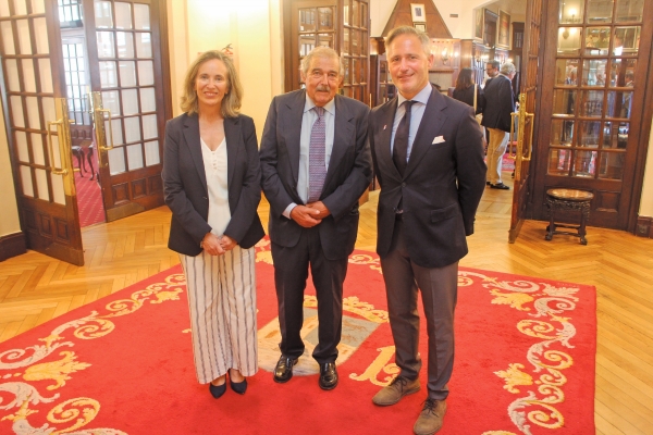 $!Desde la izquierda: Izaskun Goñi, presidenta de la Autoridad Portuaria de Pasaia; José Luis Grijalvo, presidente del Propeller Club del País Vasco-Port of Bilbao; Iván Jiménez, presidente de la Autoridad Portuaria de Bilbao. Foto J.P.