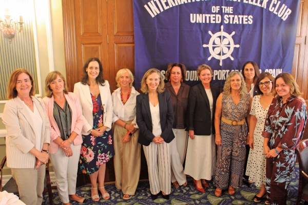 $!Izaskun Goñi (quinta por la izquierda) representa la creciente presencia de la mujer en el sector logístico y marítimo-portuario. Foto J.P.