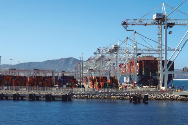 $!Un barco opera en la terminal de Tanger Alliance, compartida por Marsa Maroc, Eurogate y Hapag-Lloyd. Foto J.P.