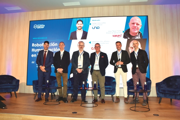 $!De izquierda a derecha: moderador Rafael Aguilera, director general de UNO; Sébastien Colledani, director de Innovación y Estrategia en GXO; Óscar Garreta, consultor de Vanderlande; José María Toro, director de Operaciones de Sqrups!; Vicente Ramírez, responsable de Proyectos de Operaciones en Conway; y Alberto Salvador, director de Desarrollo de AutoStore. Foto M.C.
