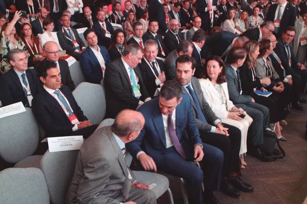 $!El presidente del Gobierno, Pedro Sánchez, junto al ministro de Economía, Comercio y Empresa, Carlos Cuerpo. Foto J.P.