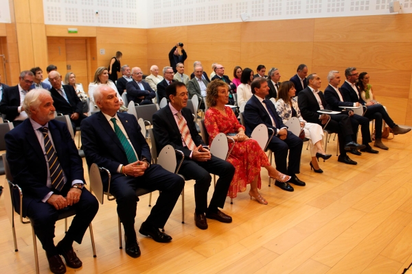 $!Desde la izquierda: Manuel López, secretario del Consejo General del Colegios de Agentes de Aduanas de España; Félix Antonio López Hoya, presidente del Colegio Oficial de Agentes de Aduanas y Representantes Aduaneros de Cantabria; Santiago Tejedor, jefe de la Unidad de la Dirección Provincial de Comercio en Gipuzkoa (Secretaría de Estado de Comercio); Inmaculada Santos, jefa adjunta de la Dependencia de Aduanas e Impuestos Especiales de Irún; Antonio Llobet, presidente del Consejo General del Colegios de Agentes de Aduanas de España; Ana María García, jefa de la Dependencia de Aduanas e Impuestos Especiales de Irún; Miguel Ángel Páez, presidente de Bidasoa Activa; Iñaki Cepeda, gerente de Fundación Guitrans; Iñaki Ugartemendía, vicepresidente de ATEIA Gipuzkoa-OLT; Maialen López, directora del CIFP Plaiaundi. Foto J.P.