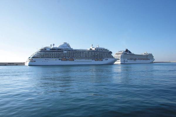$!Los cruceros “MSC Orchestra” y “Seven Seas Splendor” atracando en el puerto de Alicante.