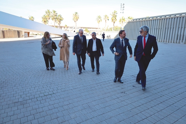 $!Isabel Blanch, presidenta de Propeller Barcelona; Núria Burguera, directora de Comunicación de Port de Barcelona; José Alberto Carbonell, presidente de la Autoridad Portuaria de Barcelona; Salvador Richart, presidente de la Asociación de Consignatarios de Buques de Barcelona y miembro de la Junta Directiva de Propeller Barcelona; Alfredo Soler, presidente de Propeller Valencia; y Francisco Prado, vocal de la Junta Directiva de Propeller Valencia. Foto R. T.