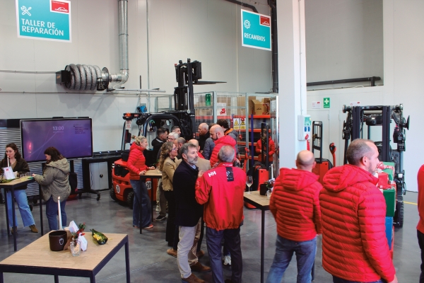 $!Durante la inauguración los asistentes disfrutaron de un cóctel dentro de la nave. Foto M.V.