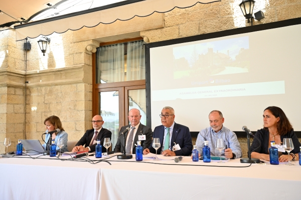 $!Junta Directiva de UniportBibao, con el presidente de la Autoridad Portuaria de Bilbao, Ricardo Barkala (tercero izquierda), y de UniportBilbao, F. Jaber Bringas (tercero derecha).