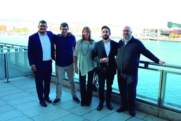 $!Los representantes del grupo de jóvenes transitarios de FETEIA-OLTRA, Anuar Mrabet, Lander Iturrioz, Claudio Gonzàlez y Gabriel Canela, junto con la directora de FETEIA-OLTRA, Blanca Guitart. Foto M.V.