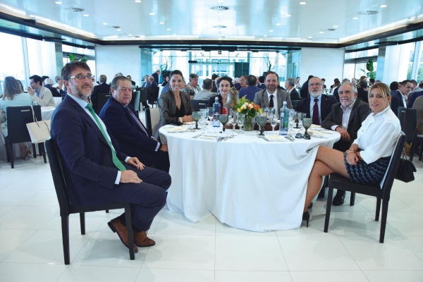 $!Rubén Marín, vocal de la Junta Directiva; Vicente Boluda, presidente de la Asociación Naviera Valenciana; Carolina Lorente, vicepresidenta segunda de Propeller Valencia; Mar Chao, presidenta de la Autoridad Portuaria de Valencia; Alfredo Soler, presidente de Propeller Valencia; Antonio Crespo, vicepresidente primero de Propeller Valencia; Francesc Sánchez, director general de la APV; y Lorena Ballester, vicepresidenta tercera de Propeller Valencia. Foto R. T.