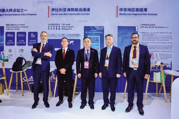 $!Jon Azarloza, CEO de VASCO Group, junto a representantes de COSCO en el stand de la naviera durante la China International Import Expo (CIIE).
