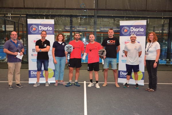 $!Campeones Nivel Avanzado: Fernando Vitoria (Grupo Diario), Antonio Vitoria (MSC Terminal Valencia), Begoña Llopis (APM Terminals), Carlos Sánchez y Francis Rubio, (Across Logistics), César Chavarría (Transportes Chavarría), Alexandre Navarro (Prodevelop) y Loli Dolz (Grupo Diario). Foto J.C.P.