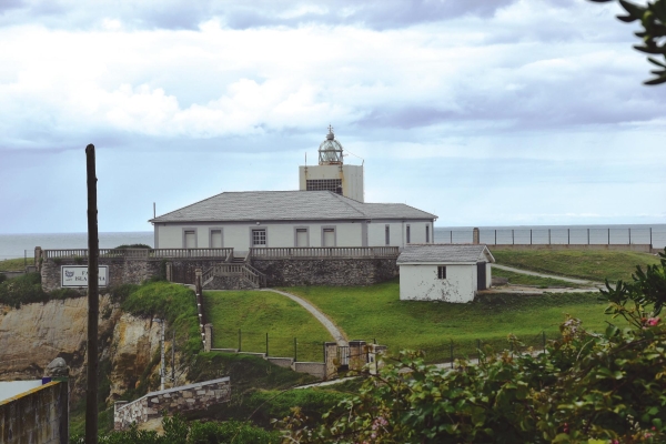 $!La AP de Avilés ha impulsado la creación de una residencia artística en el faro de Tapia de Casariego.