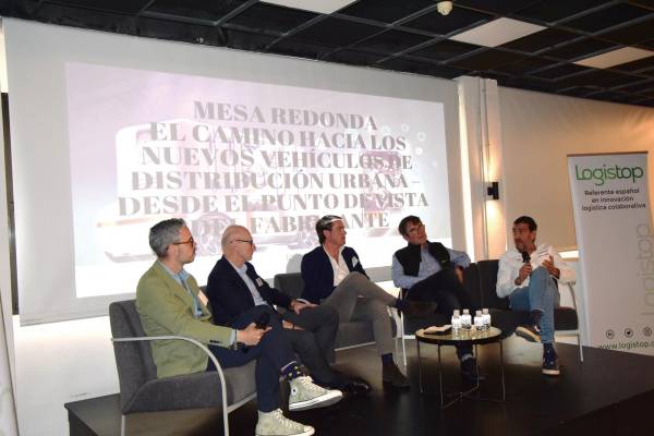 $!Daniel Latorre (moderador), Alasdair Leapman (HYVIA), Enrique Ruiz (Mercedes), Jordi Escruela (Mooevo) y José Mari Gómez (Scoobic). Foto M.C.