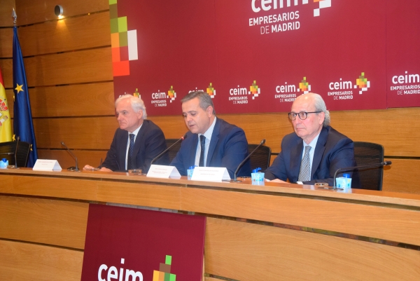$!Miguel Garrido de la Cierva, presidente de CEIM; Jorge Rodrigo Domínguez, consejero de Vivienda, Transportes e Infraestructuras de la Comunidad de Madrid; e Ignacio San Millán Valdivielso, presidente de FAE Burgos. Foto M.C.