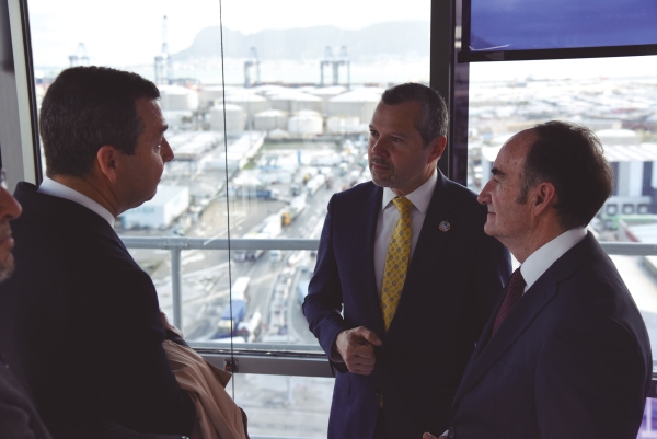 $!Arsenio Domínguez, secretario general de la OMI (centro), junto al presidente de OPPE, Gustavo Santana, y el presidente de la APBA, Gerardo Landaluce.
