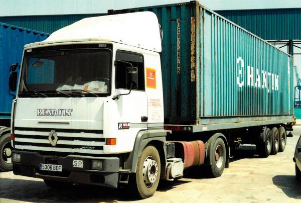 $!CTF lleva 30 años prestando servicios de transporte en el Puerto de Valencia. En la imagen, uno de los camiones de la compañía utilizados en el inicio de sus actividades.