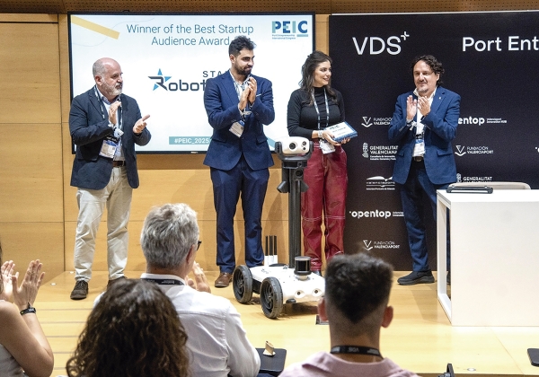 $!Juan Manuel Díez (jefe de Innovación APV) y Antonio Torregrosa (director general Fundación Valenciaport) entregan el Premio del Público en la última edición del PEIC.