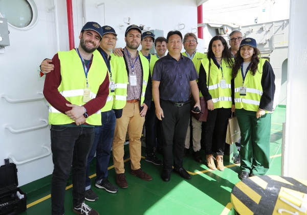 $!El capitán del buque, Lin Mao, ha recibido la metopa conmemorativa del Port de Barcelona.