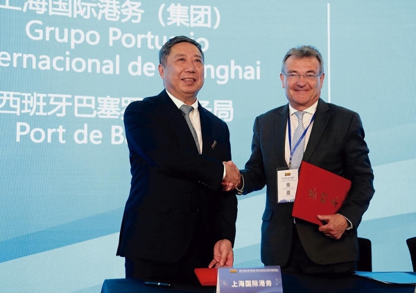 $!El director general del Shanghai International Port Group, Shen Wei; y el subdirector general de Innovación y Estrategia de Negocio del Puerto de Barcelona, Santiago Garcia-Milà.