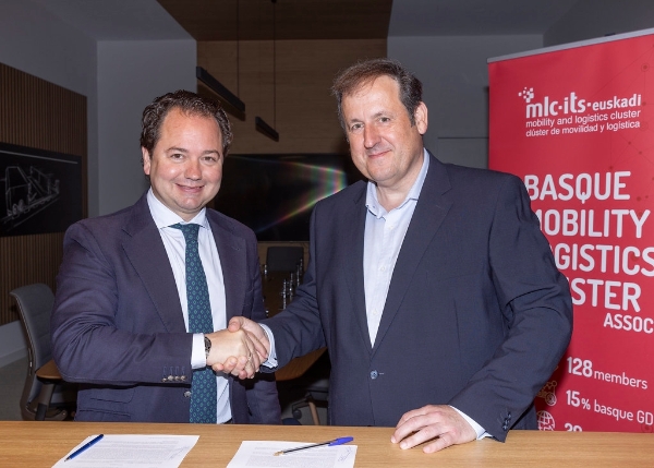 $!Los presidentes del Clúster de Movilidad y Logística de Euskadi, Eduardo Lasa (derecha), y del Clúster Empresarial Andalucía Logistics, Miguel Ángel Tamarit, ratifican el convenio entre ambas organizaciones.