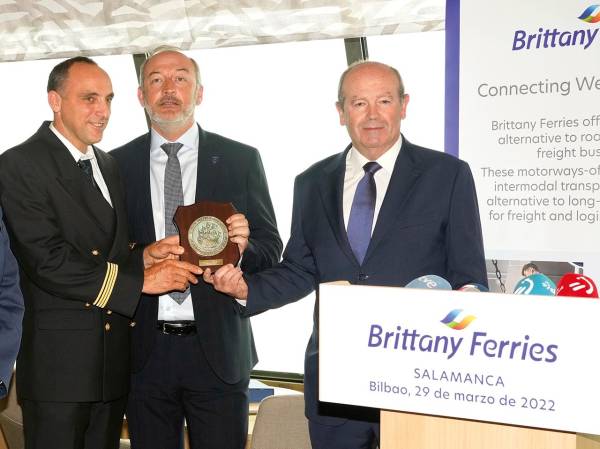 $!Desde la izquierda: Christophe Bergeroux, capitán del “Salamanca”; Christophe Mathieu, director general de Brittany Ferries; Ricardo Barkala, presidente de la Autoridad Portuaria de Bilbao.