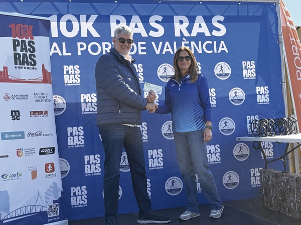 $!Paco Prado, presidente de Aportem-Puerto Solidario Valencia, recogió de manos de Elvira Bioque, presidenta del Club d´Atletisme Poblats Maritims, los 1.200 euros que el Pas Ras consiguió para fines solidarios.