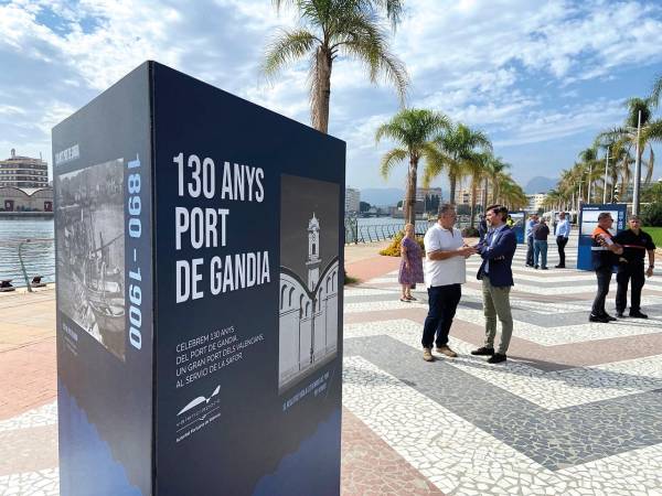 $!El Muelle de los Borgia del Puerto de Gandia ha acogido este mediodía la inauguración de la exposición que recoge los 130 años del recinto gandiense.