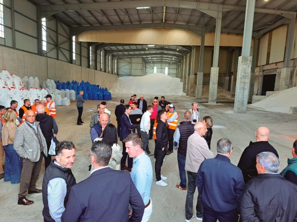 $!El nuevo almacén de 3.000 metros cuadrados eleva a 10.000 metros cuadrados la capacidad de almacenamiento de la firma en el Puerto de Baiona. Foto J.P.
