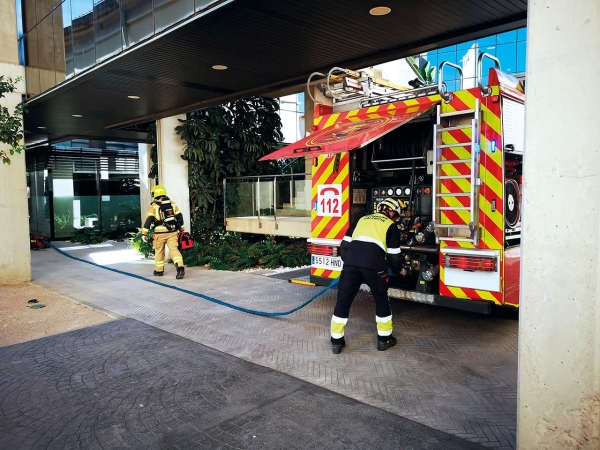 $!Dentro del ejercicio, los bomberos han intervenido para rescatar a esa persona que se encontraba desvanecida en ese despacho.